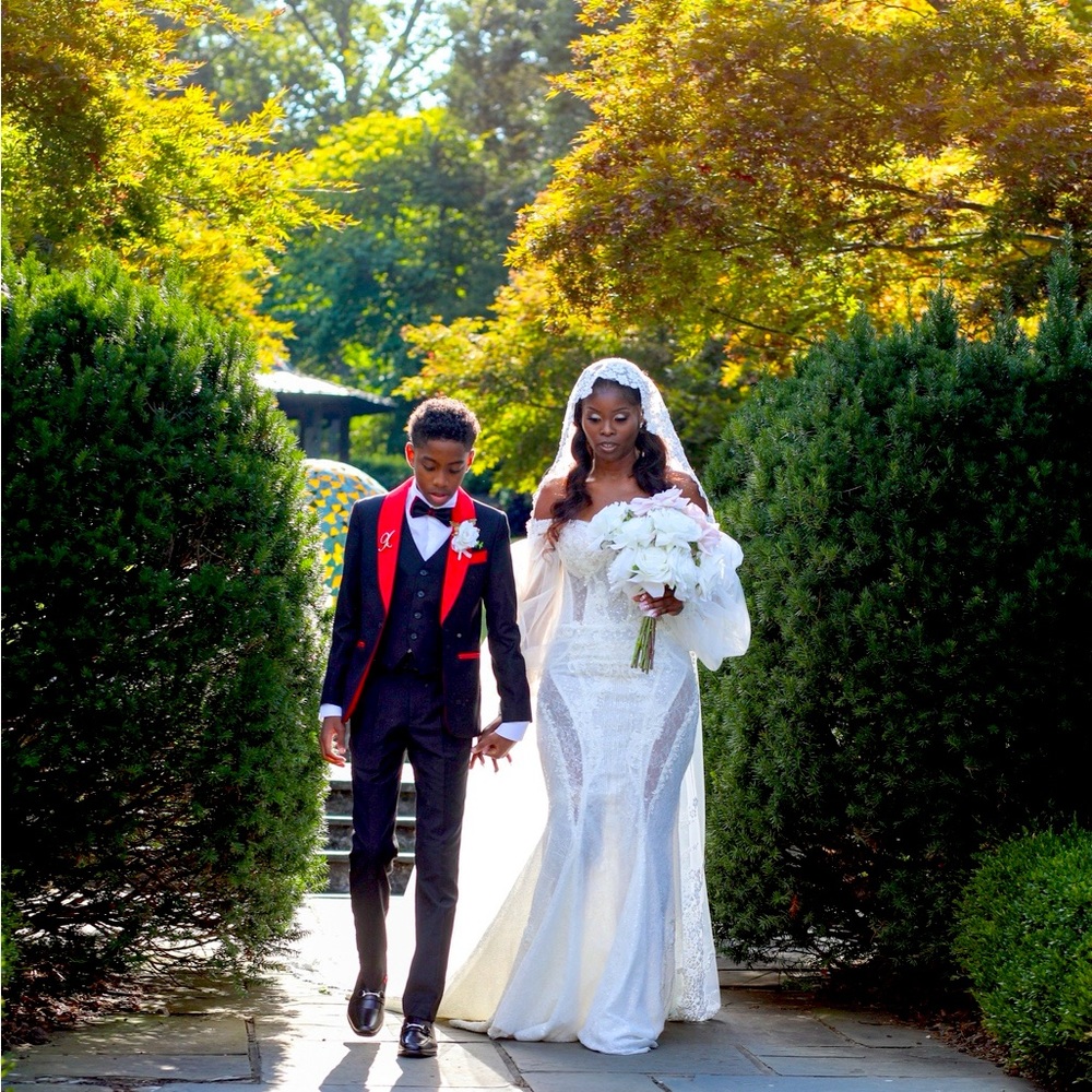 House of Mistrelli Wedding Dress and Pronovias Veil